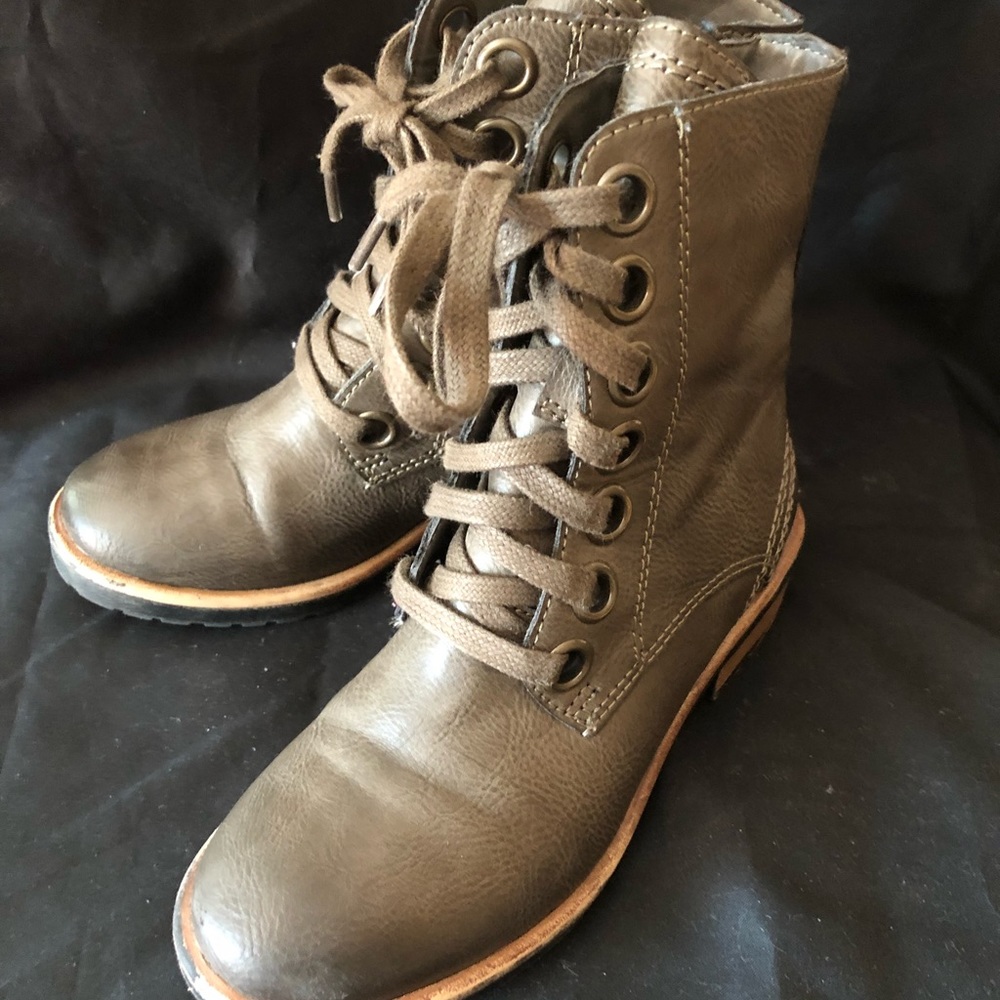 Kids Boots, comfortable. Only worn a few times.